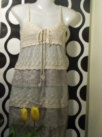Hermoso vestido en tonos gris y crudo, detalles de calado, encajes. (disponible en negro sólo 1 va quedando)